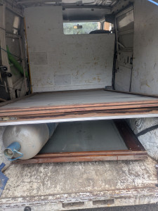 Photo de galerie - Intervention aujourd'hui pour vider 4 fenêtres suite a des travaux de rénovation ainsi qu'une bouteille de gaz.