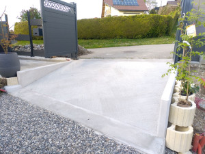 Photo de galerie - Rampe d'accès béton balayé 