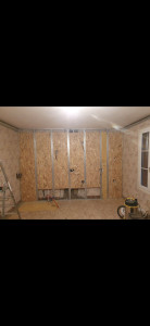 Photo de galerie - Création cloison sèche,avec ajout de panneaux OSB entre chaque montant afin de rigidifier la cloison et la méthode de fixation de la futur cuisine équipé avec meubles haut. 
Ainsi que passage de toute l'électricité necessaire à la cusine.