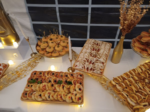 Photo de galerie - Buffet salé et décoration 