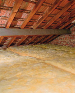 Photo de galerie - COMBLES PERDUS - Retrait ancien isolant, nettoyage de la dalle, puis mise en place de nouveaux rouleaux de laine de verre.