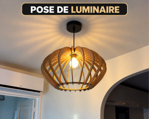 Photo de galerie - Installation d’un luminaire décoratif en bois,