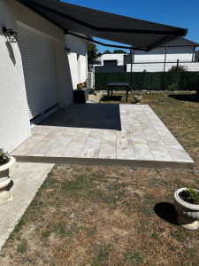 Photo de galerie - Réalisation d’une terrasse extérieure avec pose de carrelage effet pierre naturelle ! Un travail soigné et des finitions précises pour créer un espace moderne, élégant et convivial. Un beau résultat qui valorise l’extérieur de la maison !