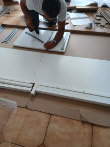 Photo de galerie - En train de monter le meuble ikea