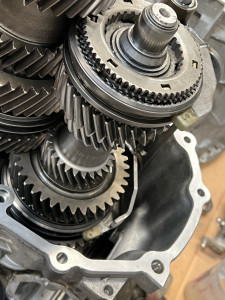 Photo de galerie - Démontage de boîte de vitesse et de moteur 