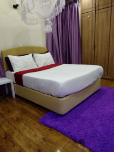 Photo de galerie - Nettoyage et remise en état d'une chambre avec préparation du lit et soin des détails 