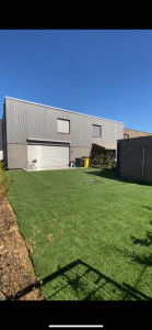 Photo de galerie - Pose d’un gazon naturel en rouleau