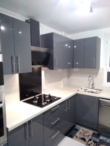 Photo de galerie - Montage de meubles de cuisine.
