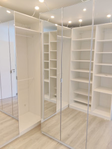 Photo de galerie - Montage de meuble Armoire grand format avec portes miroirs