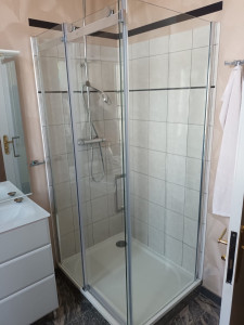 Photo de galerie - Pose d une cabine de douche d angle avec porte coulissante 