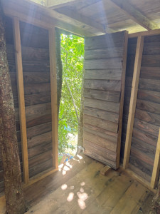 Photo de galerie - Réalisation d’une cabane dans un arbre sur Nostang 