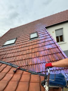 Photo de galerie - Application du primaire d’accroche avant de mettre la résine sur le toit