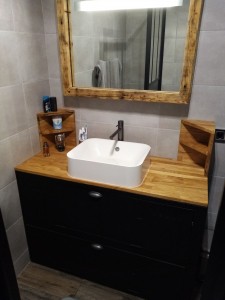 Photo de galerie - Fabrication sur mesure meuble de salle de bain et miroir et installation vasque et robinetterie 