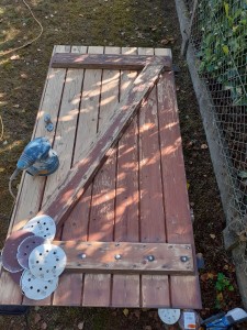 Photo de galerie - Ponçage et mise en lasure de 10 paires de volets à Martignas-sur-Jalle