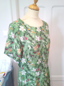 Photo de galerie - Création d'une robe verte fleurie 