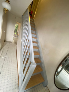 Photo de galerie - Réflexion ponçage est peinture et durcisseur d’un escalier