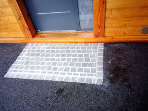 Photo de galerie - Réalisation d'une entrée de châlet en pavé granite