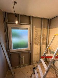 Photo de galerie - Raillage, isolation d’une salle de bain et pose de placo hydrofuge dans une salle de bain 