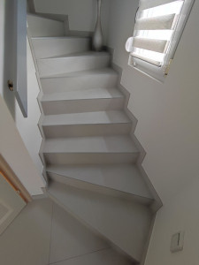 Photo de galerie - Réalisation d'un escalier tournant en carrelage.