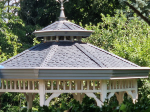 Photo de galerie - Réalisation d une gloriette sur mesure, charpente et couverture à la demande d un client.
Mode présenté, zinc quartz et ardoise de Bretagne, finition épi en zinc. 