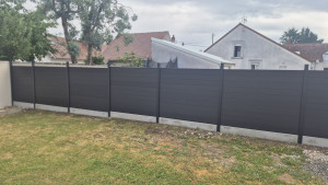 Photo de galerie - Pose d'une cloture en lame composite avec sous-bassement béton 