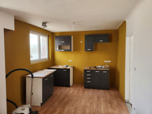 Photo de galerie - Peinture , enduit montage de meuble et fixation au mur 