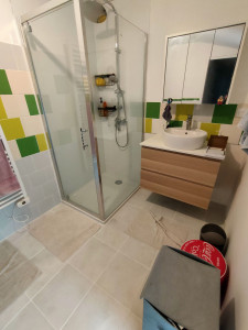 Photo de galerie - Pose de panneaux muraux, receveur de douche, paroie de douche, colonne de douche, meuble vasque, robinet et miroir... ↑