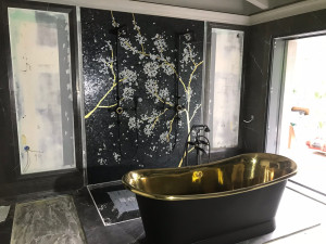 Photo de galerie - Salle de bain de luxe avec mosaïque en feuillures d’or
