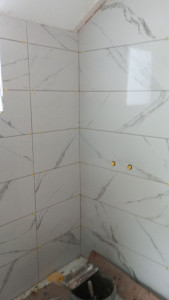 Photo de galerie - Pose carrelage douche imitation marbre 