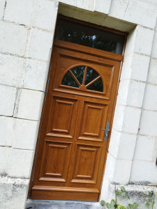 Photo de galerie - Pose d'une porte PVC chêne foncé de chez Lapeyre