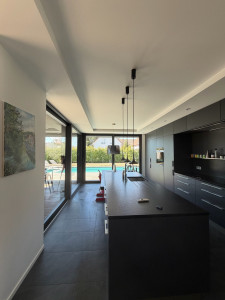 Photo de galerie - Ménage approfondi de l’ensemble des locaux, avec nettoyage complet des fenêtres, volets, portes, balcons et murs au Kärcher, enlèvement du calcaire incrusté sur les robinets des salles de bains, le tout réalisé avec des produits professionnels.