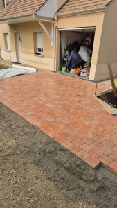 Photo de galerie - Pose  d'un caniveaux  et de pavés  Béton 