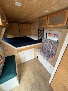 Photo de galerie - Panneaux solaires/ autonome en eau /douche+Wc/ frigo/ micro-onde/ menuiserie sur mesure + électricité 