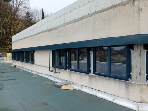 Photo de galerie - Fenêtre aluminium pose par l'extérieur avec bandeau débordant pour isolation par l'extérieur 