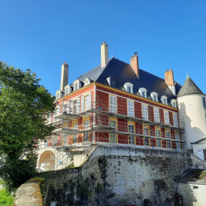 Photo de galerie - Restauration sur le château de Meung sur Loire. Reproduction de volet en chêne à l'identique vieux de 250 ans. De la bonne menuiserie tradi comme on les aime
