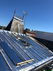 Photo de galerie - Réalisation couverture à tasseau en zinc 