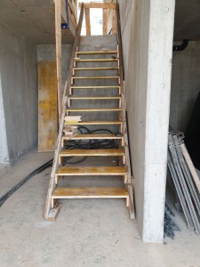 Photo de galerie - Réalisation d'un escalier provisoire pour accéder à l'étage en attendant la livraison de l'escalier métallique définitif 