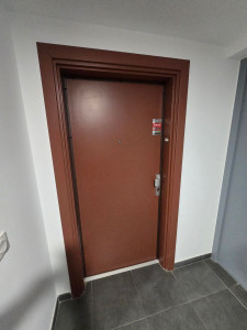 Photo de galerie - Installation d'une poignée blindée et de cornières anti pieds de biches sur Marseille 