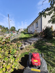 Photo de galerie - ? Passage de la débroussailleuse pour les contours du jardin, puis la tonte par la suite. 