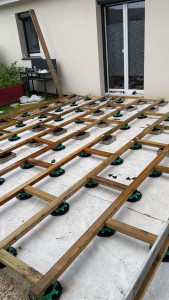 Photo de galerie - Pose en cours d’une terrasse Bois ( plots réglables + lambourdes )