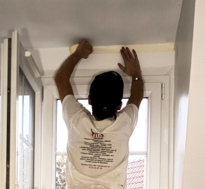 Photo de galerie - La qualité d'une peinture dépend à 80% de la préparation.
Sur cette photo, je réalise le masquage de précision avant mise en peinture.