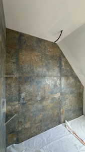 Photo de galerie - Salle de bain carreaux grand format avec une pose double encollage et réalise avec des cales auto nivelant 