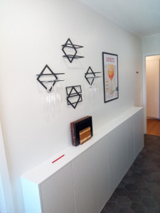 Photo de galerie - Rénovation intérieure d’un appartement : préparation des murs avec enduit, ponçage et peinture. Montage et installation de meubles sur mesure. Travail propre et soigné, finitions de 