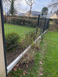 Photo de galerie - Pose d’un grillage rigide avec plaque de sous-bassement 