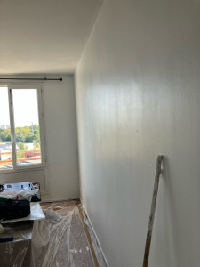 Photo de galerie - Mur intérieur repeint et travaux de peinture réalisés dans une pièce.