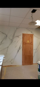 Photo de galerie - Rénovation d'un mur en faux marbre et d'une porte en faux bois avec panneaux (en cours)