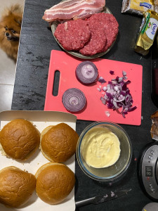 Photo de galerie - Préparation de hamburgers ! 