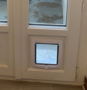 Photo de galerie - Pose d'une chatière dans une porte en PVC