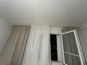 Photo de galerie - Fixation du rideau au plafond
