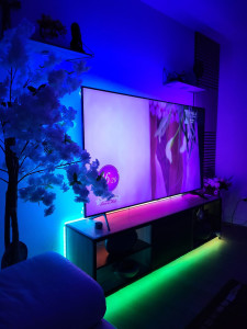 Photo de galerie - Installation d'une led autour du meuble TV et derrière la tv ?